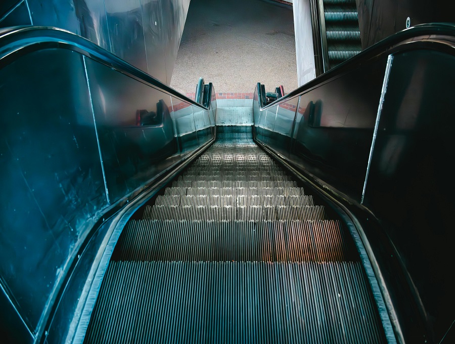Omlaag Downstairs, Roltrap Escalator (Pexels, Brixiv)