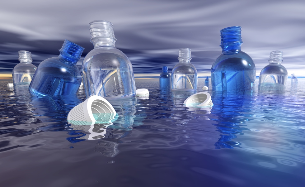 Plastic afval-flesjes in water-milieu.jpg